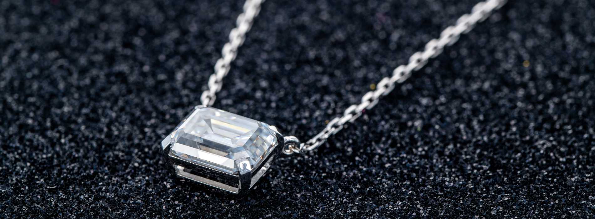 Sumérgete en el encanto intemporal con nuestra colección de cadenas y medallas de joyería.