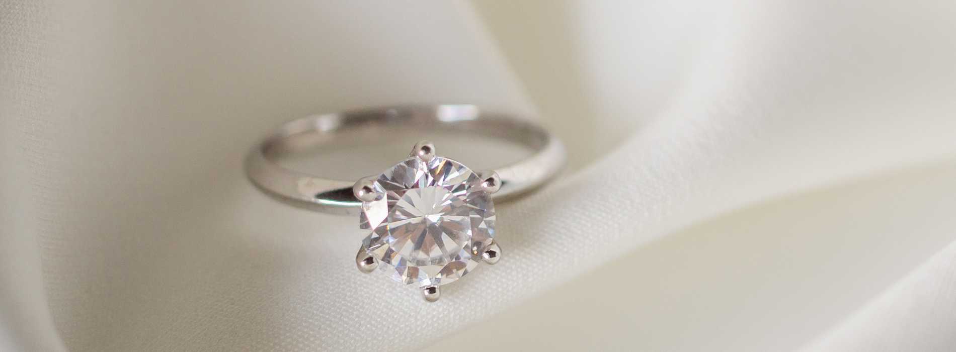 Adéntrate en la elegancia radiante con nuestra cautivadora imagen de anillos de oro blanco de joyería.
