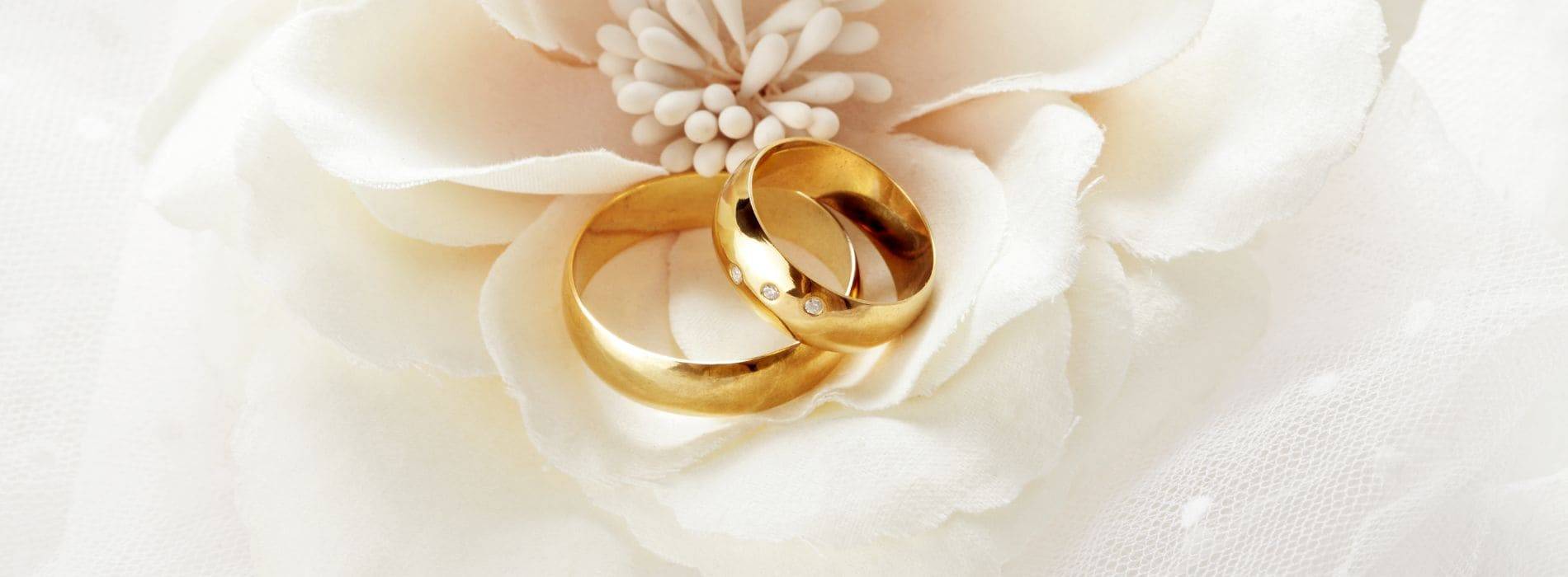 Alianzas de boda en oro y plata